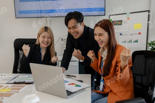 Preview: the group of business people showed their joy by clapping and giving high fives