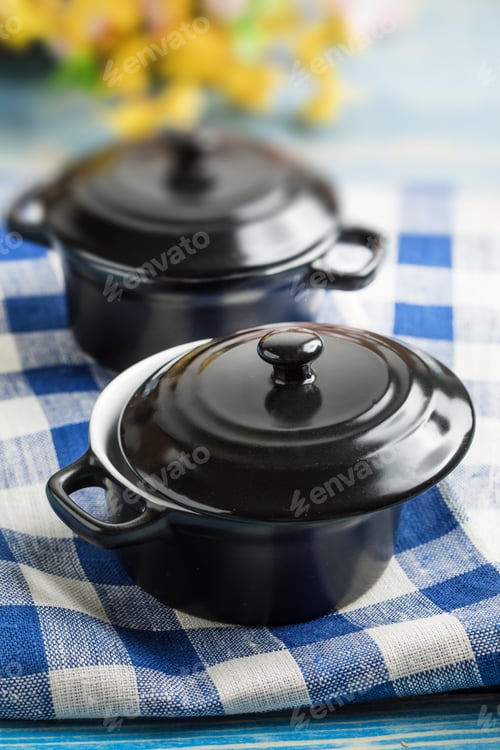 Preview: Mini black empty casserole.