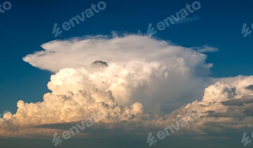 Preview: Florida weather. Blue sky with white summer rain clouds