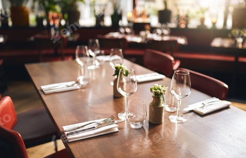 Preview: Glasses and cutlery on table in restaurant