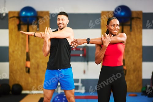 Visualização: Instrutores de fitness esticando os braços juntos antes de iniciar a sessão de treino
