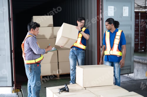 Preview: 4 men Warehouse worker open doors steel 40 feet container