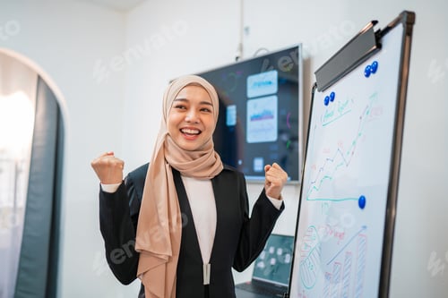 Preview: Successful asian businesswoman working and looking camera in a meeting room