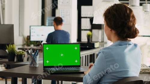 Preview: Team leader analyzes greenscreen display