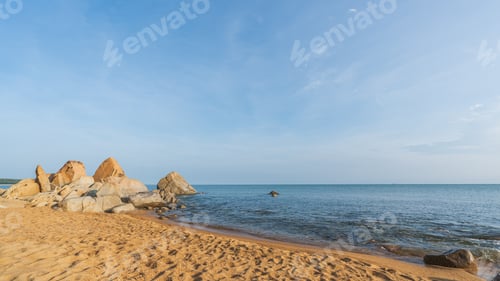 Visualização: Praia de areia, paisagem marinha rochosa no dia da manhã, nascer do sol, céu azul, fundo