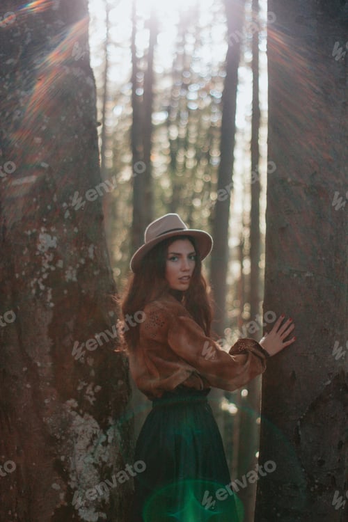 Preview: Photo of a beautiful woman looking over her shoulder
