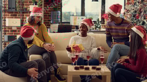 Visualização: Grupo multiétnico de pessoas dando presentes de Natal em evento de festa de fim de ano