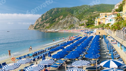 Vorschau: Monterosso Strandurlaub Stühle und Sonnenschirme am Strand von Cinque Terre, Italien.