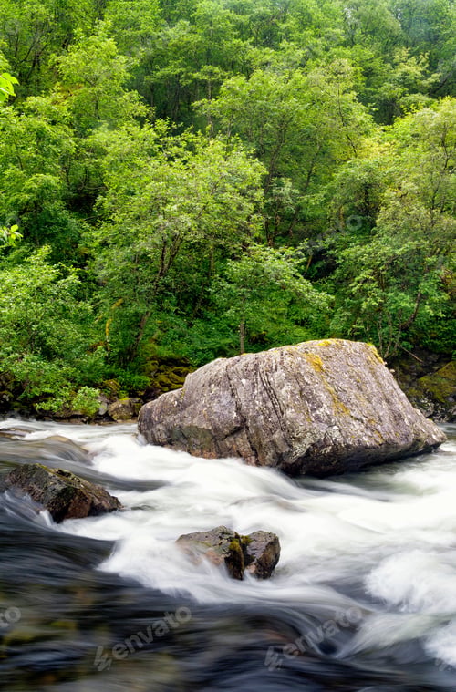Preview: Large rock in the Stalheimselvi river near Stalheim