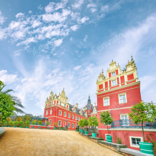 Preview: Captivating autumn landscape with Muskau castle.