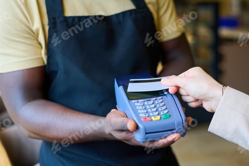 Preview: Customer paying for order with credit card
