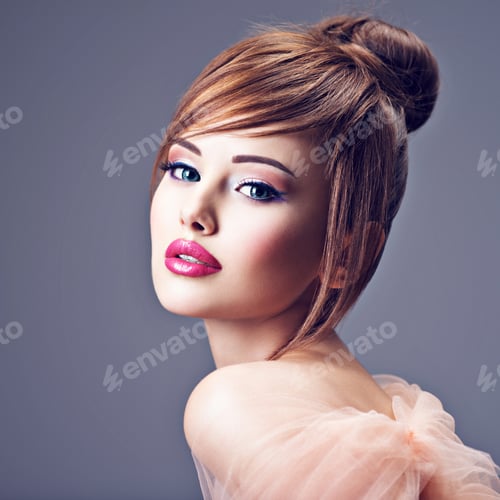 Preview: Glamorous Woman with Chic Hairstyle and Pink Makeup