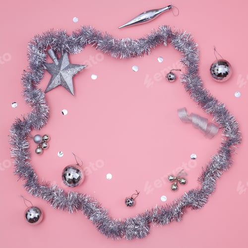 Visualização: Moldura de ornamentos prateados brilhantes para maquete festiva