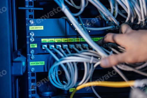 Vista previa: Técnico que trabaja con cables Ethernet y conmutadores de montaje en bastidor para Gigabit Ethernet.