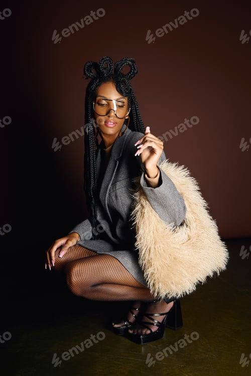 Preview: Stylish Woman Posing with Fashionable Handbag and Glasses