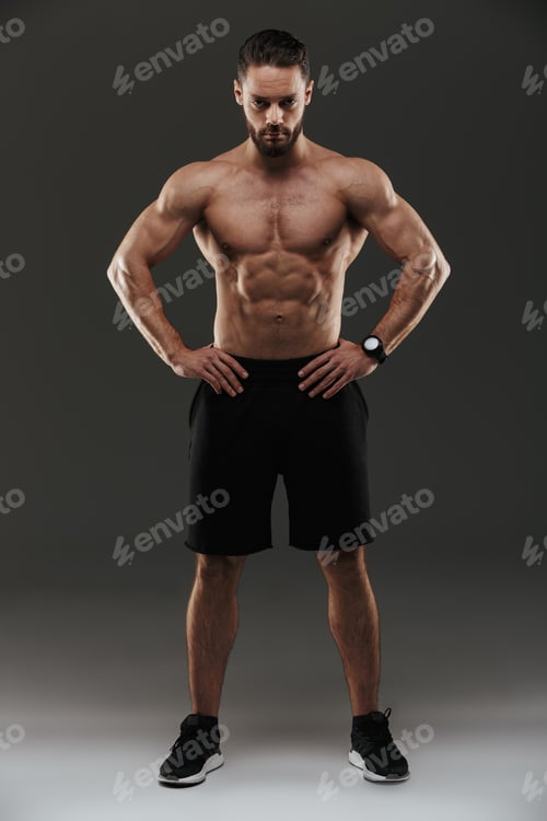 Vista previa: Retrato de cuerpo entero de un hombre musculoso y seguro posando