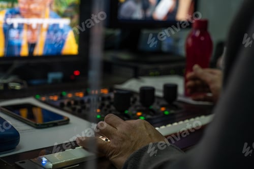 Preview: Operator operates the remote control at the TV