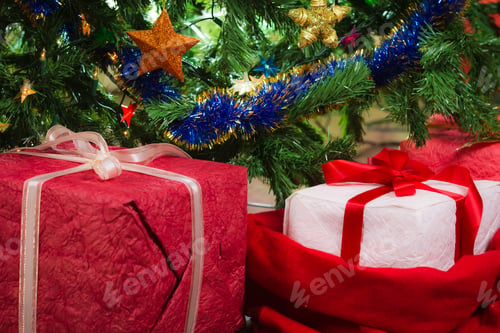 Preview: Christmas tree with red gifts