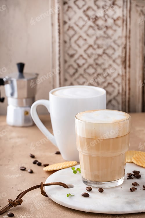 Preview: Hot coffee latte and cappuchino in a glass and mug