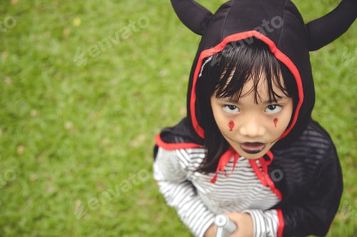 Preview: Happy Halloween! The cute little girl in Halloween costume