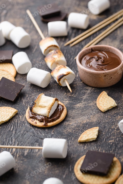 Preview: Smores with marshmallow, chocolate and crackers
