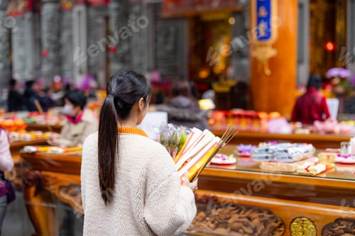 Preview: Asian woman pray in Chinese temple