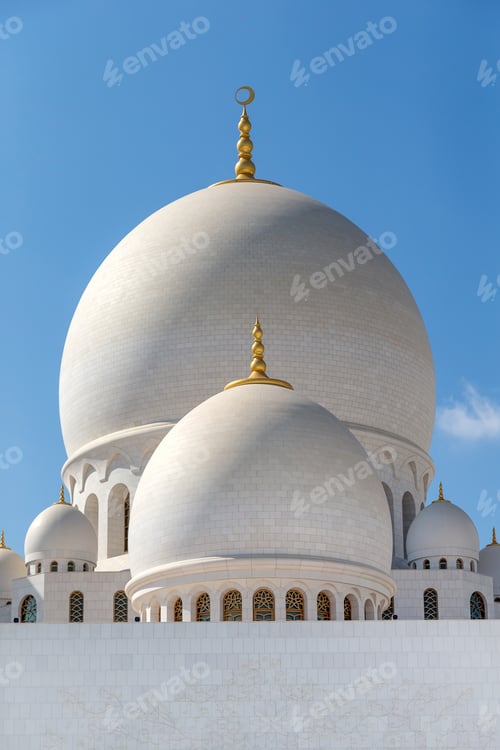 Preview: Sheikh Zayed Grand Mosque in Abu Dhabi. Travel destination.