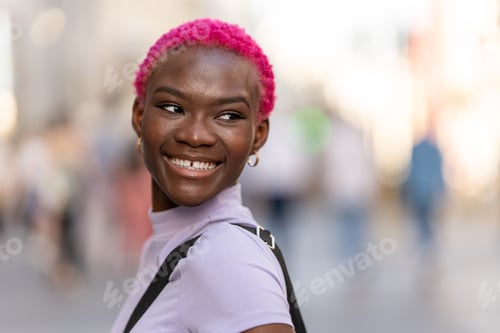 Visualização: Retrato de uma jovem afro elegante moderna sorridente ao ar livre