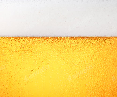 Vorschau: Nahaufnahme des Hintergrunds von Bier mit Blasen im Glas