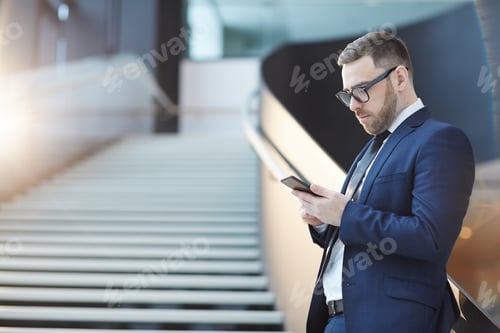 Preview: Businessman in lounge