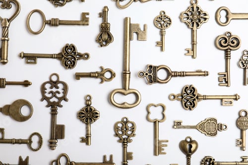 Preview: Bronze vintage ornate keys on white background, top view