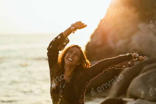 Visualização: Mulher dançando em uma praia ao pôr do sol