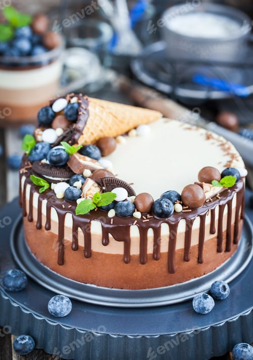 Preview: Delicious Chocolate Cake with Blueberries and Mint
