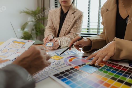 Preview: Digital product business owners brainstorm to find conclusions on choosing different website design