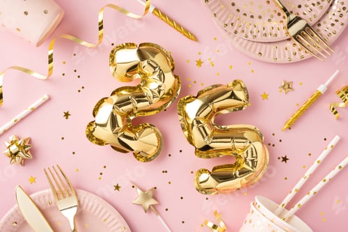Visualização: Um cenário glamoroso para uma festa de 25 anos com balões dourados e confetes