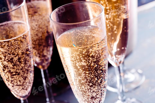 Preview: Glasses of champagne on the table