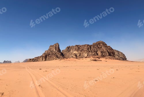 Preview: the fascinating arid and desert landscape of Wadi Rum