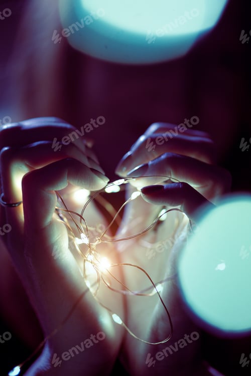 Preview: Christmas garland in the hands