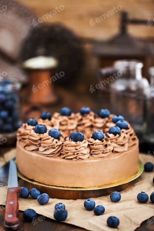 Visualização: Delicioso cheesecake de chocolate caseiro decorado com azul fresco