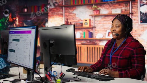 Preview: Customer support worker using AI to have conversation with client in live chat