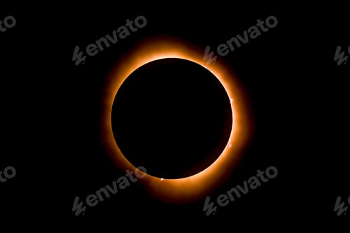 Preview: Solar eclipse featuring a diamond ring effect and baileys beads