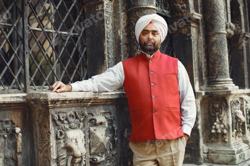 Preview: Portrait of Indian sikh man in turban with bushy beard
