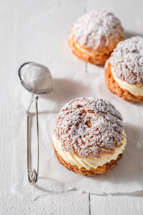 Preview: Sweet cream puffs made of vanilla cream and sugar.