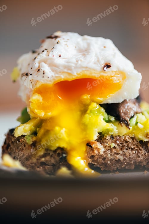 Preview: Healthy breakfast from poached eggs and mushrooms