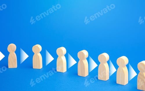 Aperçu: Les figures de personnes se tiennent dans une rangée et se transmettent constamment des informations