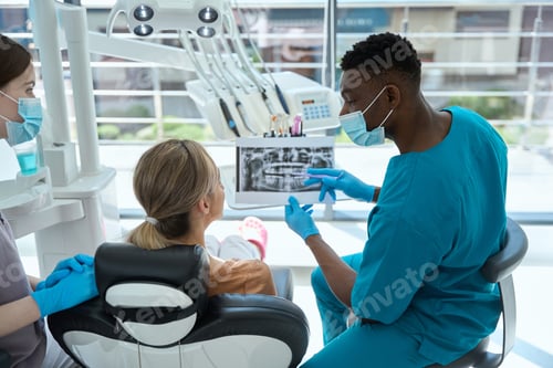 Preview: Physician and patient discussing x ray in the clinic