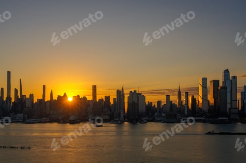 Preview: The skyline of Midtown Manhattan in New York at sunrise