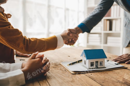 Preview: real estate agent Delivering sample homes to customers, mortgage loan contracts. Make a contract for
