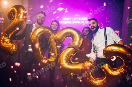 Visualização: Pessoas multirraciais com balão de 2023 enquanto comemoram a véspera de ano novo no clube