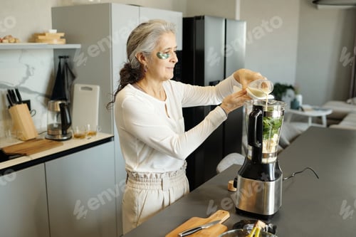Preview: Preparing Green Smoothie in Modern Kitchen